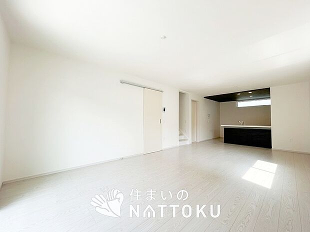 現地写真(リビング)
フローリング材には、木目、色調など木材特有の風合いがあり、ナチュラルな美しさになっています。