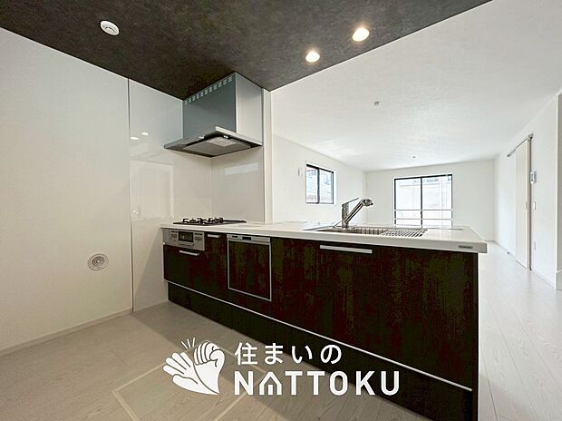 現地写真(キッチン)
収納たっぷりのシステムキッチン、浄水器付水栓を標準装備しています。