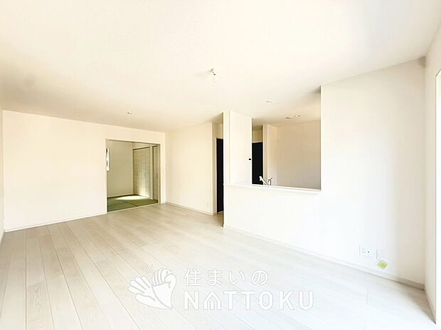 現地写真(リビング)
フローリング材には、木目、色調など木材特有の風合いがあり、ナチュラルな美しさになっています。