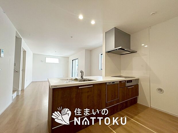 現地写真（キッチン）
収納たっぷりのシステムキッチン、浄水器付水栓を標準装備しています。
