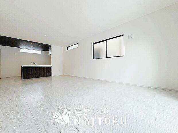 現地写真（リビング）
フローリング材には、木目、色調など木材特有の風合いがあり、ナチュラルな美しさになっています。

