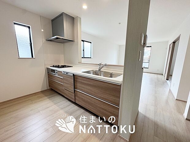 現地写真(キッチン)
収納たっぷりのシステムキッチン、浄水器付水栓を標準装備しています。