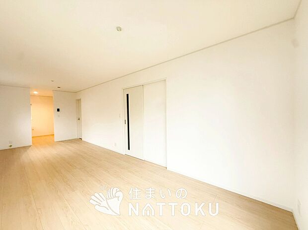 現地写真(リビング)
フローリング材には、木目、色調など木材特有の風合いがあり、ナチュラルな美しさになっています。