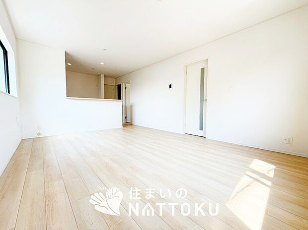 現地写真（リビング）
フローリング材には、木目、色調など木材特有の風合いがあり、ナチュラルな美しさになっています。
