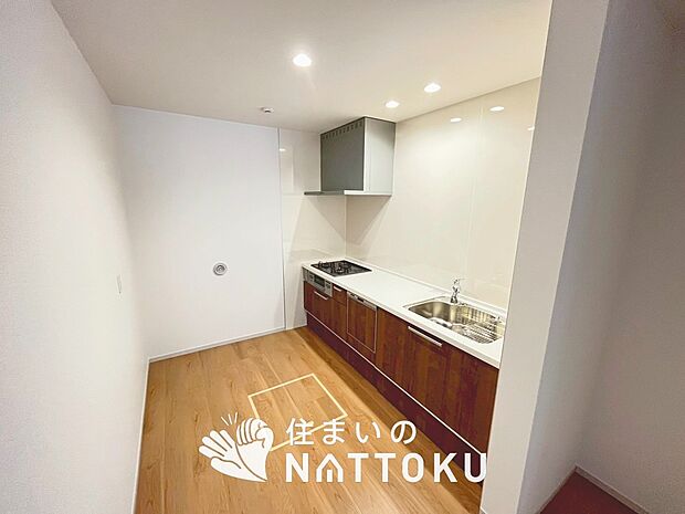 現地写真（キッチン）
収納たっぷりのシステムキッチン、浄水器付水栓を標準装備しています。
