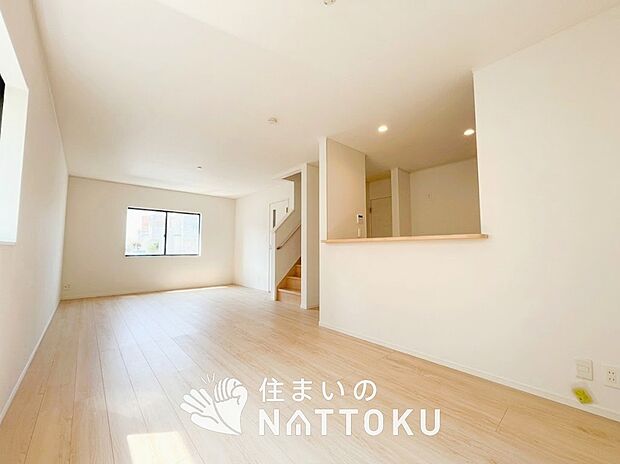 現地写真（リビング）
フローリング材には、木目、色調など木材特有の風合いがあり、ナチュラルな美しさになっています。
