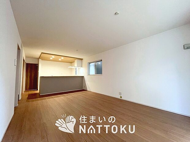 現地写真（リビング）
フローリング材には、木目、色調など木材特有の風合いがあり、ナチュラルな美しさになっています。
