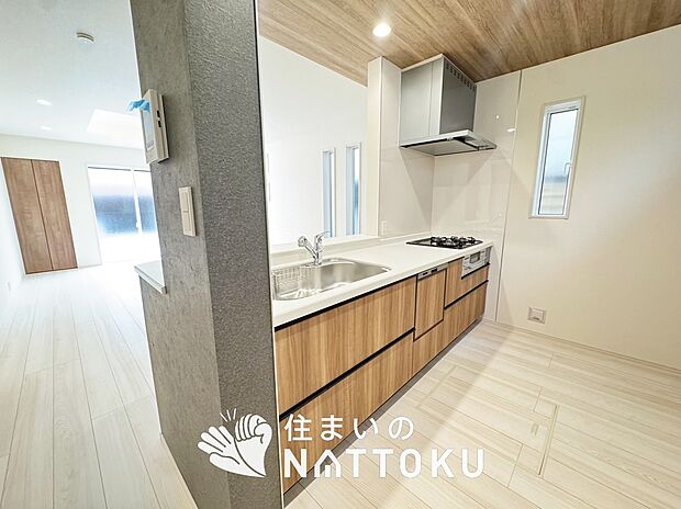 現地写真(キッチン)
収納たっぷりのシステムキッチン、浄水器付水栓を標準装備しています。