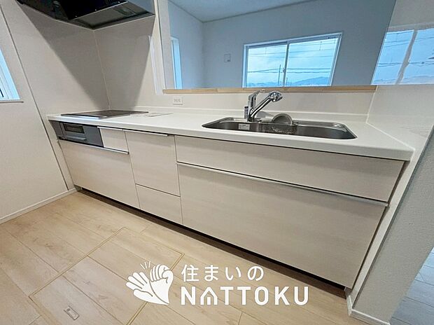 現地写真（キッチン）
収納たっぷりのシステムキッチン、浄水器付水栓を標準装備しています。
