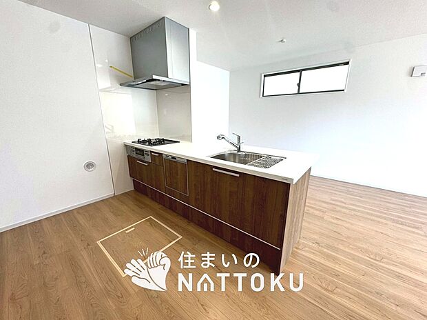 現地写真（キッチン）
収納たっぷりのシステムキッチン、浄水器付水栓を標準装備しています。
