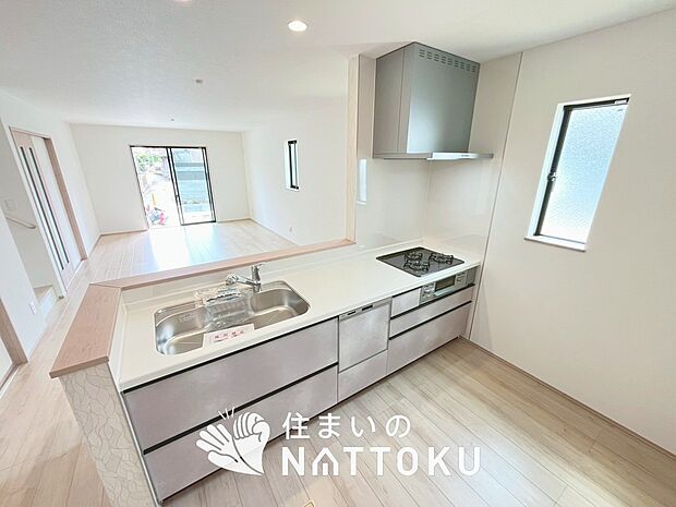 現地写真（キッチン）
収納たっぷりのシステムキッチン、浄水器付水栓を標準装備しています。
