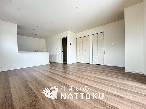 現地写真（リビング）
フローリング材には、木目、色調など木材特有の風合いがあり、ナチュラルな美しさになっています。
