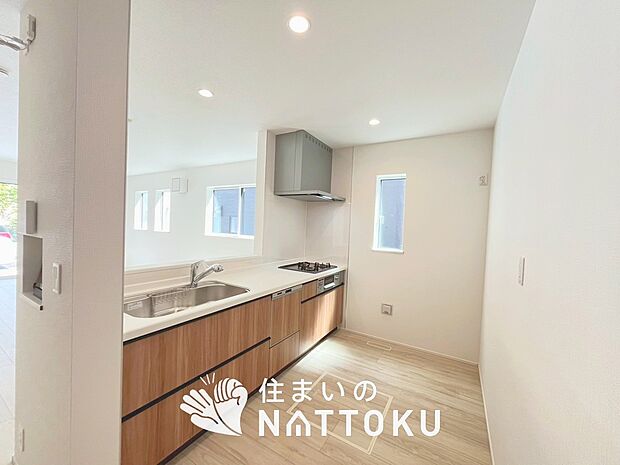 現地写真（キッチン）
収納たっぷりのシステムキッチン、浄水器付水栓を標準装備しています。

