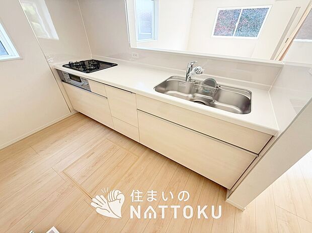 現地写真（キッチン）
収納たっぷりのシステムキッチン、浄水器付水栓を標準装備しています。
