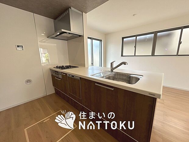 現地写真（キッチン）
収納たっぷりのシステムキッチン、浄水器付水栓を標準装備しています。
