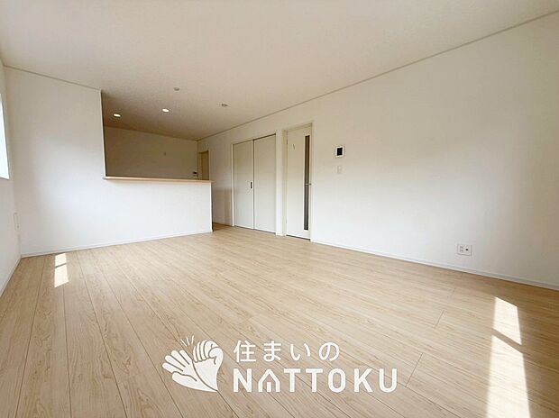 現地写真（リビング）
フローリング材には、木目、色調など木材特有の風合いがあり、ナチュラルな美しさになっています。
