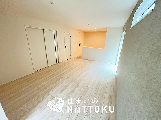 現地写真(リビング)
フローリング材には、木目、色調など木材特有の風合いがあり、ナチュラルな美しさになっています。