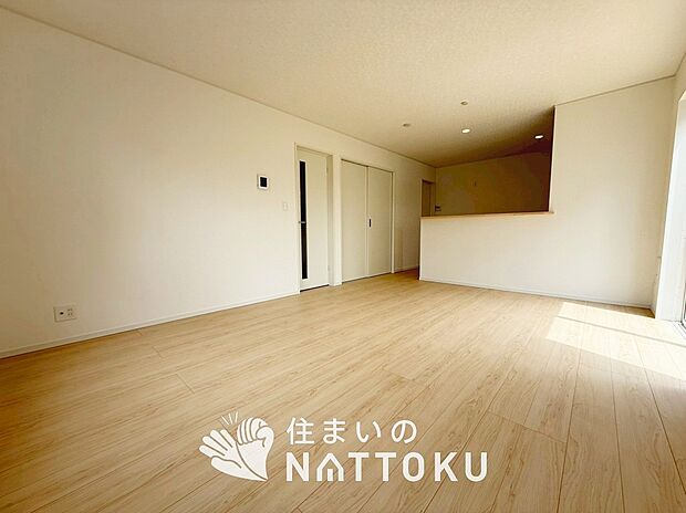 現地写真（リビング）
フローリング材には、木目、色調など木材特有の風合いがあり、ナチュラルな美しさになっています。
