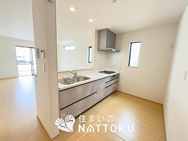 現地写真（キッチン）
収納たっぷりのシステムキッチン、浄水器付水栓を標準装備しています。
