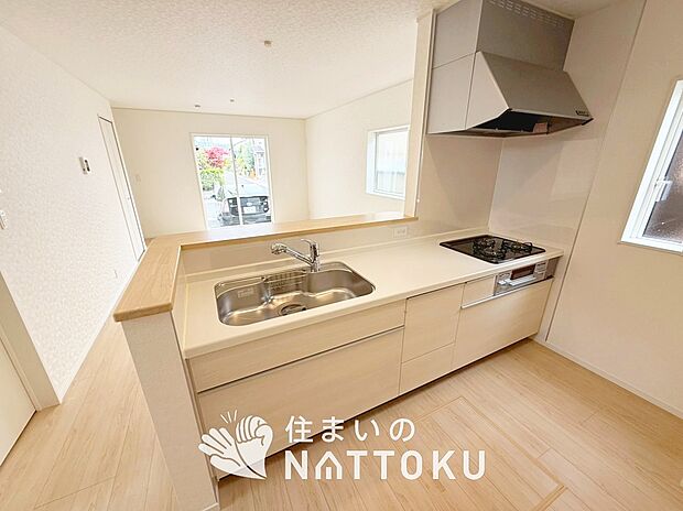現地写真（キッチン）
収納たっぷりのシステムキッチン、浄水器付水栓を標準装備しています。