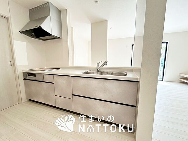 現地写真(キッチン)
収納たっぷりのシステムキッチン、浄水器付水栓を標準装備しています。