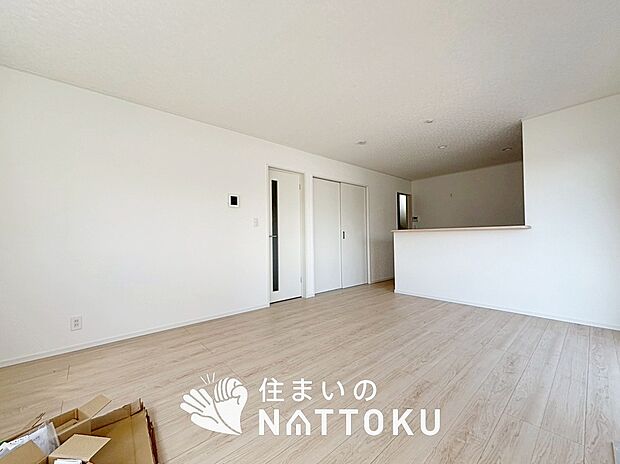 現地写真（リビング）
フローリング材には、木目、色調など木材特有の風合いがあり、ナチュラルな美しさになっています。