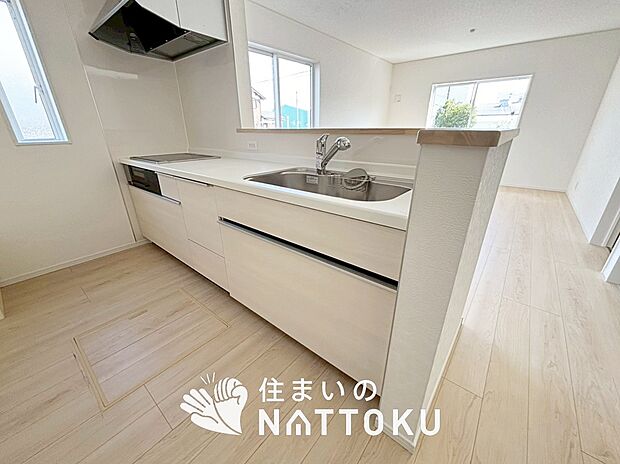 現地写真（キッチン）
収納たっぷりのシステムキッチン、浄水器付水栓を標準装備しています。
