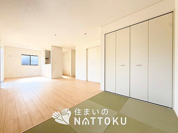現地写真(リビング)
フローリング材には、木目、色調など木材特有の風合いがあり、ナチュラルな美しさになっています。