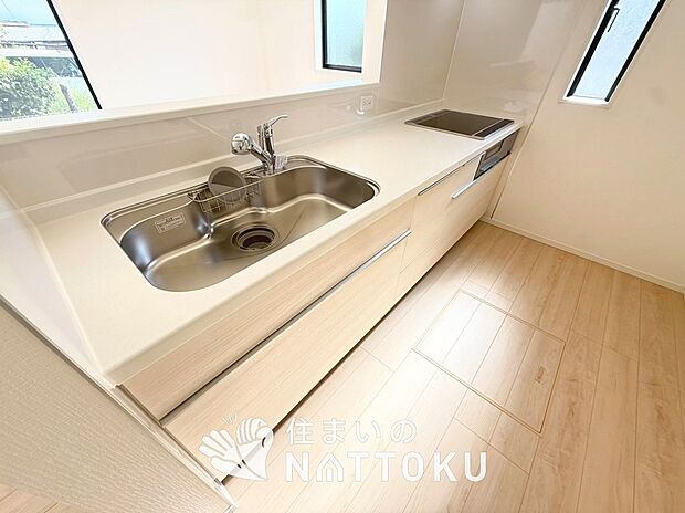 現地写真(キッチン)
収納たっぷりのシステムキッチン、浄水器付水栓を標準装備しています。