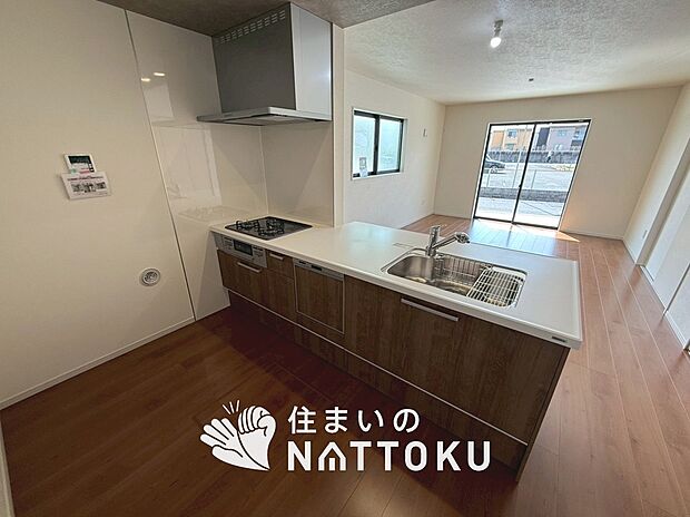 現地写真(キッチン)
収納たっぷりのシステムキッチン、浄水器付水栓を標準装備しています。