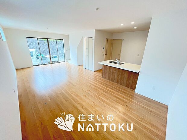 現地写真（リビング）
フローリング材には、木目、色調など木材特有の風合いがあり、ナチュラルな美しさになっています。

