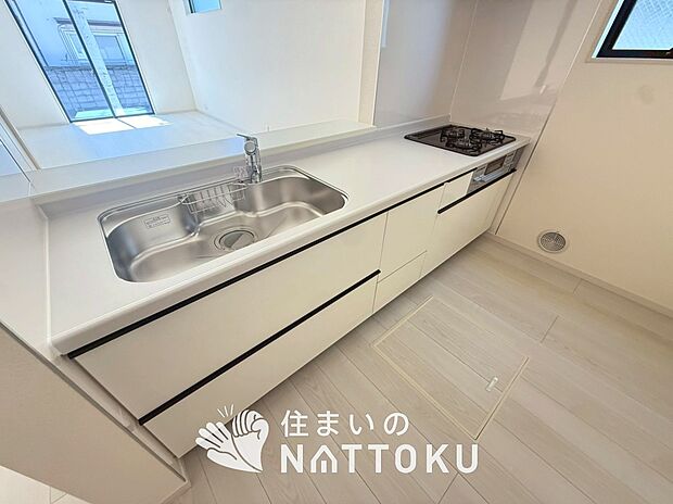 現地写真（キッチン）
収納たっぷりのシステムキッチン、浄水器付水栓を標準装備しています。
