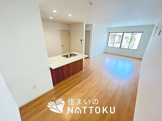 現地写真（リビング）
フローリング材には、木目、色調など木材特有の風合いがあり、ナチュラルな美しさになっています。
