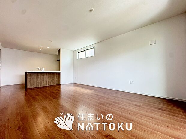 現地写真（リビング）
フローリング材には、木目、色調など木材特有の風合いがあり、ナチュラルな美しさになっています。

