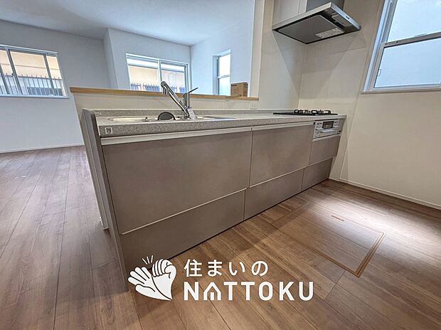 現地写真（キッチン）
収納たっぷりのシステムキッチン、浄水器付水栓を標準装備しています。
