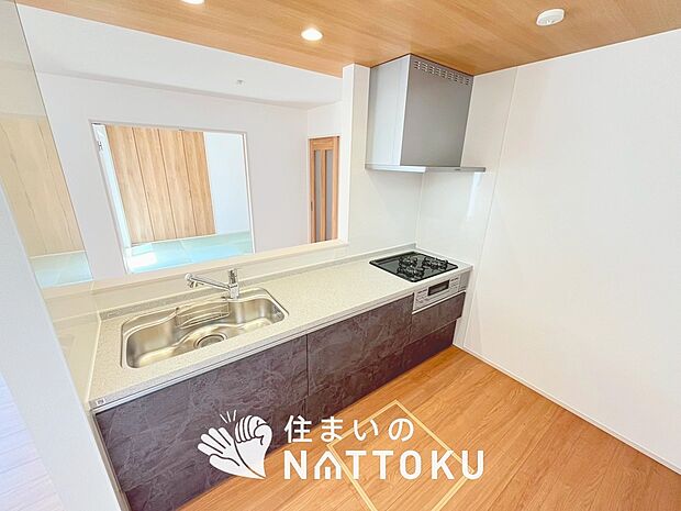 現地写真（キッチン）
収納たっぷりのシステムキッチン、浄水器付水栓を標準装備しています。
