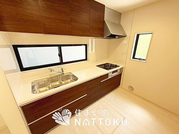 現地写真(キッチン)
収納たっぷりのシステムキッチン、浄水器付水栓を標準装備しています。