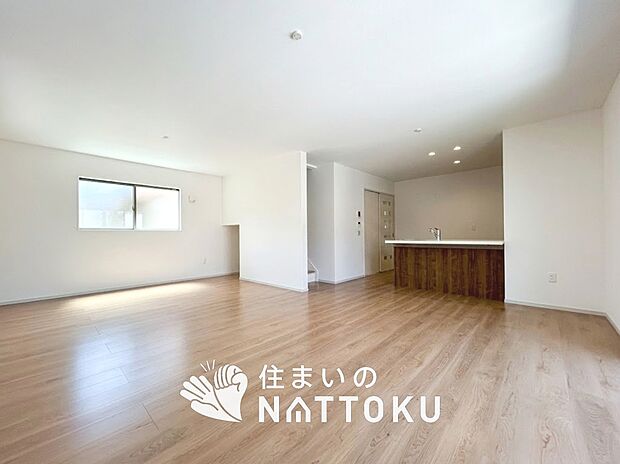 現地写真(リビング)
フローリング材には、木目、色調など木材特有の風合いがあり、ナチュラルな美しさになっています。