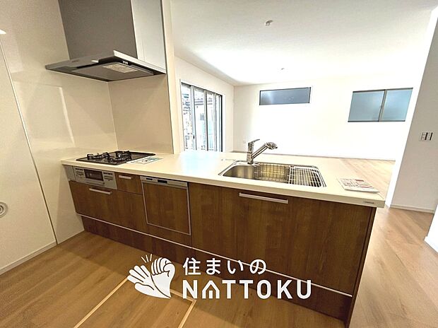 現地写真(キッチン)
収納たっぷりのシステムキッチン、浄水器付水栓を標準装備しています。