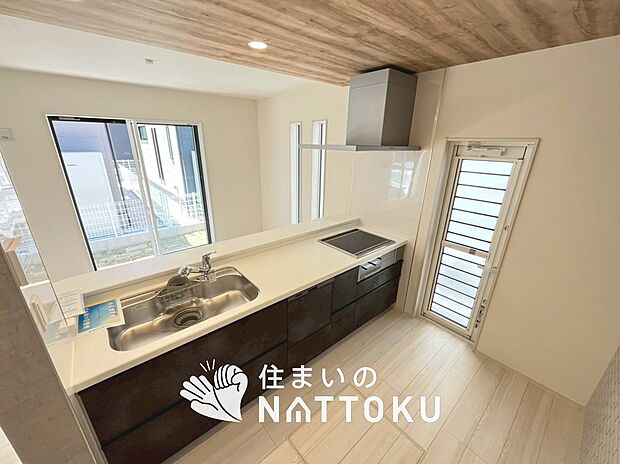 現地写真（キッチン）
収納たっぷりのシステムキッチン、浄水器付水栓を標準装備しています。
