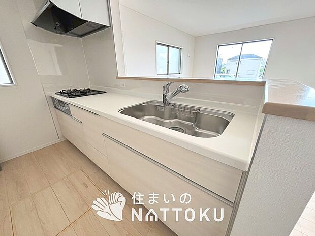 現地写真（キッチン）
収納たっぷりのシステムキッチン、浄水器付水栓を標準装備しています。

