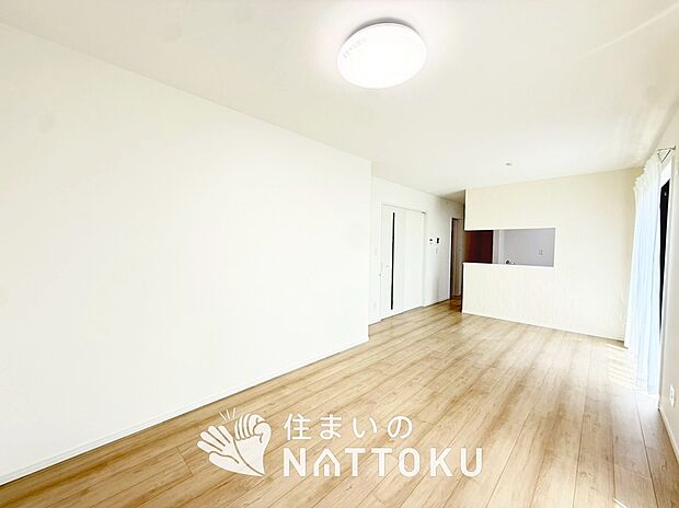 現地写真(リビング)
フローリング材には、木目、色調など木材特有の風合いがあり、ナチュラルな美しさになっています。