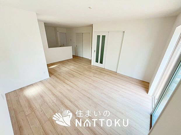 現地写真（リビング）
フローリング材には、木目、色調など木材特有の風合いがあり、ナチュラルな美しさになっています。
