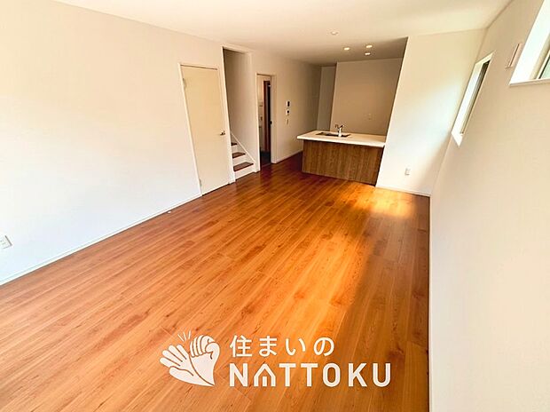 現地写真（リビング）
フローリング材には、木目、色調など木材特有の風合いがあり、ナチュラルな美しさになっています。
