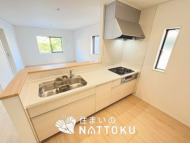現地写真（キッチン）
収納たっぷりのシステムキッチン、浄水器付水栓を標準装備しています。
