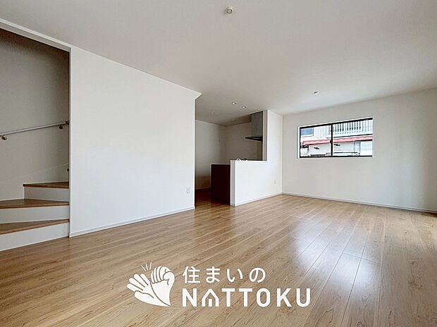 現地写真（リビング）
フローリング材には、木目、色調など木材特有の風合いがあり、ナチュラルな美しさになっています。
