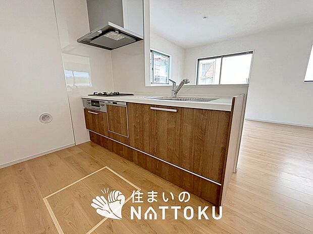 現地写真（キッチン）
収納たっぷりのシステムキッチン、浄水器付水栓を標準装備しています。
