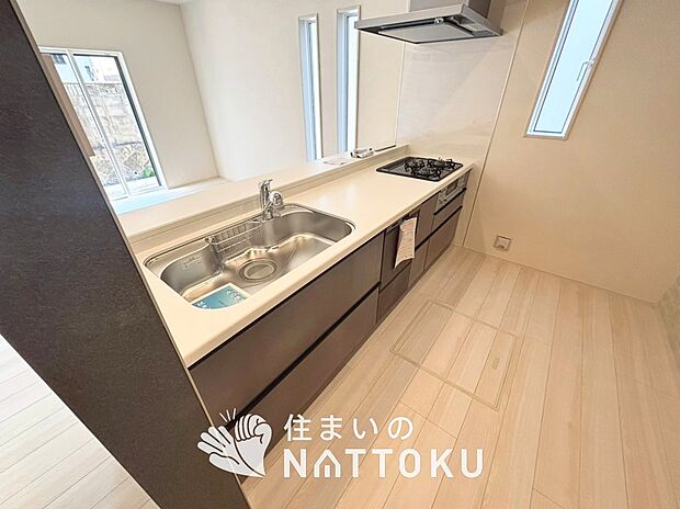 現地写真（キッチン）
収納たっぷりのシステムキッチン、浄水器付水栓を標準装備しています。
