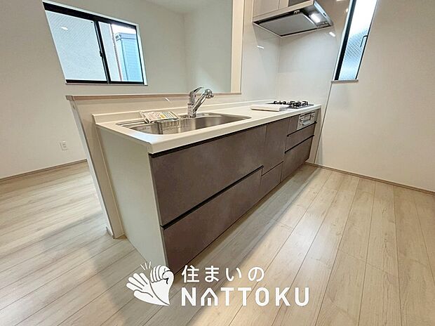 現地写真（キッチン）
収納たっぷりのシステムキッチン、浄水器付水栓を標準装備しています。
