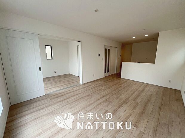 現地写真(リビング)
フローリング材には、木目、色調など木材特有の風合いがあり、ナチュラルな美しさになっています。